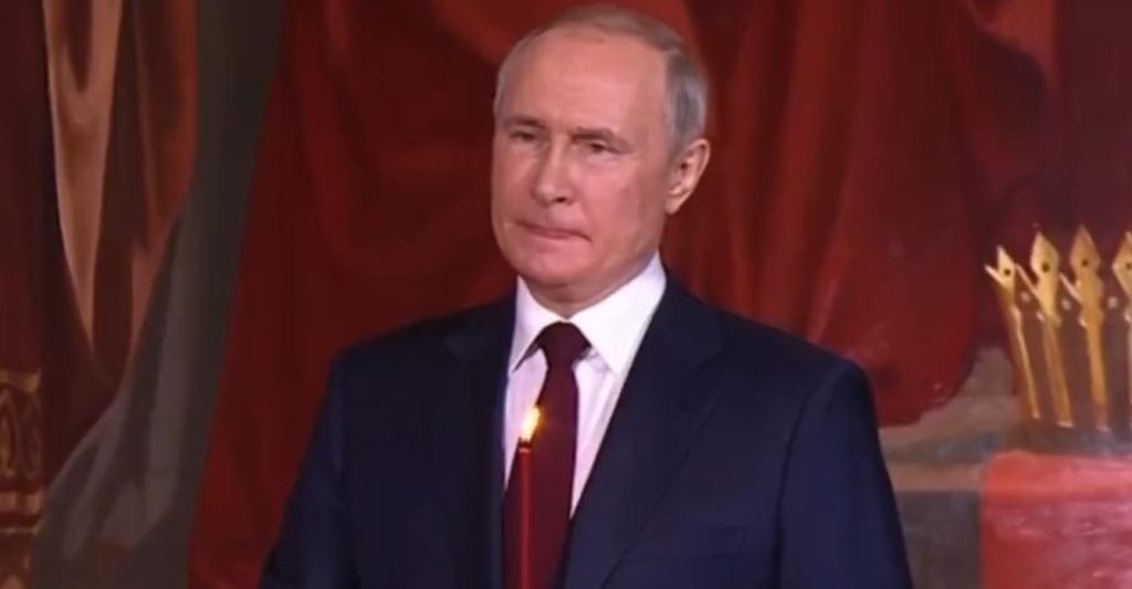 Putin merr pjesë në meshën e Pashkëve, ekspertët i analizojnë gjuhën e  trupit – Stop