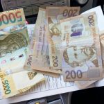 I dehur dhe pa kaskë mbrojtëse në motorr, 50-vjeçari i ofron para bluve për të shmangur ndëshkimin