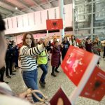 Aeroporti i Tiranës/ Turistët e huaj kërcejnë vallet shqiptare, Rama ndan pamjet nga festa kuq e zi