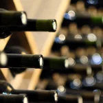 Punëtori bën “kërdinë” në Francë, vjedh nga bodrumoi verëra me vlerë gjysmë milioni euro