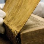 Universiteti i Harvardit heq kopertinën prej lëkure njeriu nga një libër i 1800-s