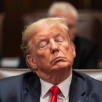 Trump e zë gjumi gjatë gjyqit penal në New York