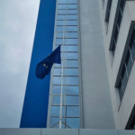 Ditë zie për gratë dhe vajzat e vrara/ Zyra e BE-së në Kosovë ul flamurin në gjysmështizë