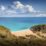 “Le Figaro”: Shqipëria – plazhet më të bukura të verës, nga Dhërmiu në Gjirin e Gramës