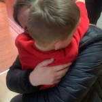 Përqafimi i nënës me 3-vjeçarin e rrëmbyer prej një jave nga gjyshërit