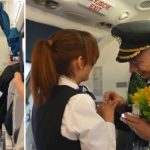 Piloti polak i propozon të dashurës në avion