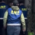 Tiranë/ 27-vjeçari hiqej si polic, kryente marrëdhënie me ‘eskortat’ dhe u zhvaste deri në 2 mijë euro për të mos i ‘arrestuar’! Vihet në pranga nga AMP