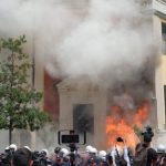 Nga Kruja në Tiranë për të hedhur molotovë, prangoset militanti i Berishës që sulmoi Bashkinë