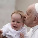 Papa u thotë italianëve se duhet të lindin më shumë fëmijë