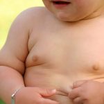 Mjekët vënë në dietë një foshnjë 10 muajshe, peshon gati 15 kilogramë
