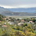 Gjirokastër, nëna e re braktis fëmijët e mitur dhe largohet nga banesa, policia nis hetimin