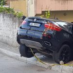 Sarandë, automjeti del nga rruga dhe përfundon në oborrin e një banesë