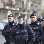 Shkrimi i “La Repubblica”: Policët italianë mbajnë radhë për të shkuar në Shqipëri