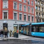 Tramvaji hyn brenda dyqanit në qendër të Oslos, plagosen 4 persona