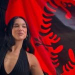 “Një komb, një flamur”/ Dita e Pavarësisë, Dua Lipa uron Shqipërinë me vargjet e himnit kombëtar