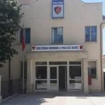 U vetëplagos me armë në lokal, arrestohet 19-vjeçari në Kukës, në pranga dhe 4 të tjerë