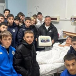 “Jetëgjati nuk bëhet jetëshkurtër”, shokët e skuadrës surprizojnë Luisin në spital (mori katër plagë ne trup pranë shkollës “Fan Noli”)