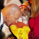 Joe Biden vendos të kafshojë fëmijët gjatë festës së Halloween në Shtëpinë e Bardhë, merr kritika në rrjet