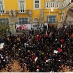 Protesta/ “U diplomuam pa pakt, në fakt”, studentët mblidhen dhe marshojnë drejt MAS, ja kërkesat e tyre