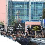 “Me ty, me ty Ilir Meta”, “Rama ik!”/ Partia e Lirisë nis protestën para SPAK