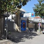 Sherr në Elbasan, 57-vjeçarja godet me lopatë një vajzë të re