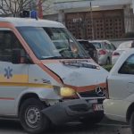 Aksident në Gjirokastër/ Ambulanca përplaset me një makinë, dëmtohet pacientja