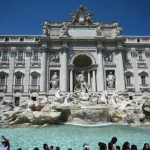 Tentoi të zhytej në Fontana di Trevi, e pëson keq turisti