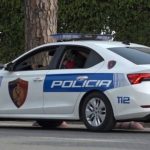 Kërcënoi drejtoreshën e shkollës pasi i mori telefonin gjatë orës së mësimit, policia e Tiranës arreston 19-vjeçarin