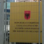 Mori 10 mijë euro ryshfet, gjykata lë në burg efektivin e policisë që ruante anijen