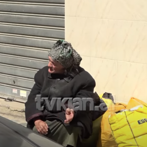 Jeton në rrugë, e vetme dhe pa ndihmë/Stop ndihmon 67-vjecaren