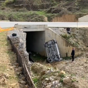 Aksident në aksin Pogradec-Korçë, nënë e bijë bien nga ura me makinë