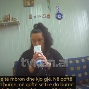 E PABESUESHME! Gruaja i hedh sheqer burrit në kek dhe pret që të kthehet-Ja çfarë i tha fallxhorja!