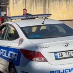 Goditi çiftin e bashkëshortëve pas sherrit për pronat, arrestohet 21-vjeçarja në Has