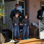 Prindërit mbajnë të mbyllur fëmijët prej 3 vitesh nga frika e COVID-19! Rasti tronditës që ka shokuar rrjetin