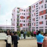 U shqetësua nga zhurmat, qytetarja ofendon kandidatin për deputet në Tiranë