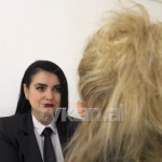 E kap gruaja me dashnoren në makinë, nga nervat e rreh, ja si e pëson burri!