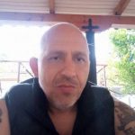 E rëndë në Sarandë/ 48-vjeçari me precedentë grabit dyqanin, dhunon dhe tenton të abuzojë me shitësen, shpallet në kërkim nga policia