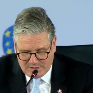 “Kur erdha dje ishte diell”, Starmer batuta për motin: S’është faji i britanikëve