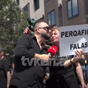 I hidhet gazetarit në qafe dhe e puth, e papritura gjatë intervistave