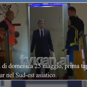 Gruaja i gjuan me shpullë Macron! Video virale si u rrah presidenti i Francës