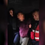 Rrahu gruan e fëmijët dhe qëlloi me kallash drejt policisë, arrestohet 45-vjeçari