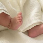 Ngjarja e rëndë: Foshnja 5 muajshe ndërron jetë! Prindërit shqiptarë e lanë në makinë dhe shkuan në plazh