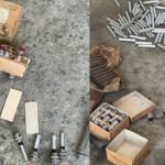 Djali denoncon babanë në polici për dhunë: Arrestohet 70-vjeçari, policia i gjen në banesë garantë, mbi 100 fishekë dhe karikatorë