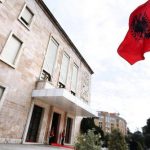 Trajtim me ushqim, pagesë dhe 1 vit kontratë pune në shtet për të rinjtë, qeveria miraton Programin Kombëtar të Punës