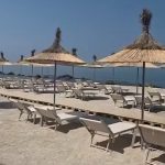 Lirohen 3 hapësira në plazhin e Kallmit, sekuestrohen 70 çadra dhe shezlongë