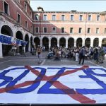 Dasma e Bezos pritet me protesta në Venecia: Nuk jemi fushë lojërash për të pasurit