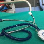 Mjeku pëson infarkt gjatë punës dhe largohet 8 minuta para mbarimit të turnit për të bërë EKG, shkarkohet nga puna