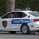 Kundërshtoi policët dhe theu edhe xhamin e dhomës së shoqërimit në komisariat, arrestohet 30-vjeçarja nga Kosova