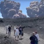 Shpërthen mali Etna në Siçili, tymi mbulon ishullin: Largohen me vrap turistët
