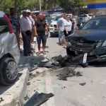 Shoferët sherr në mes të rrugës, pas debatit përplasin qëllimisht makinat